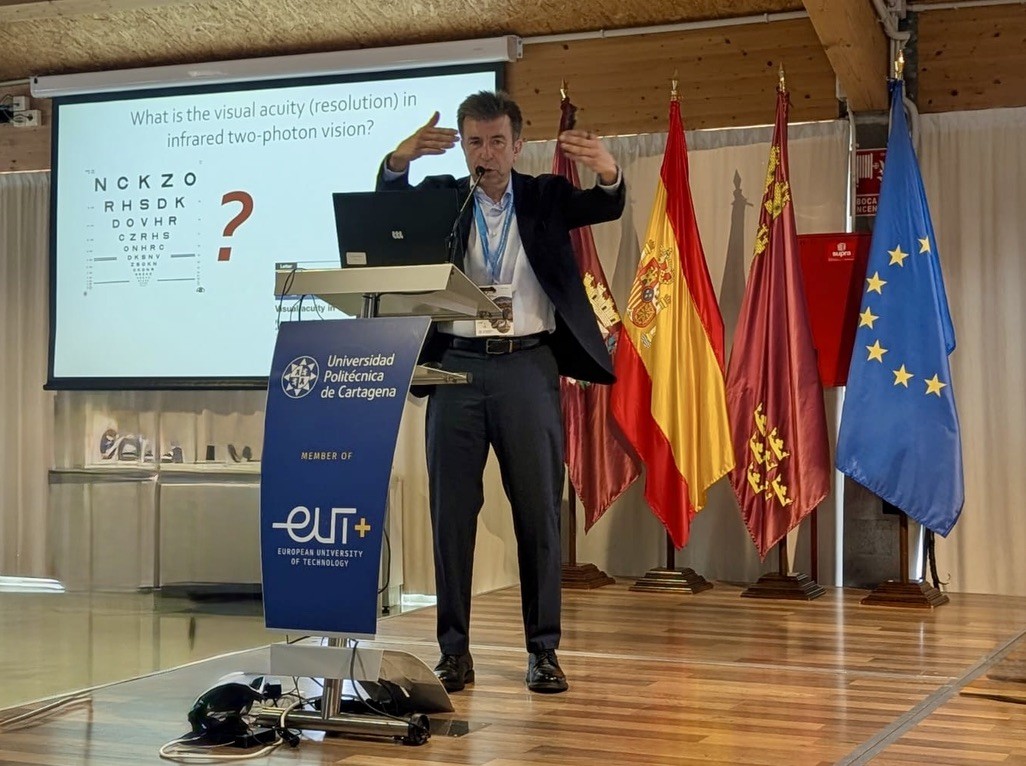 Pablo Artal giving a lecture on vision